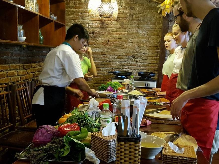 1 Hour Seating on Cyclo + 3 Hour Cooking with Professional Chef