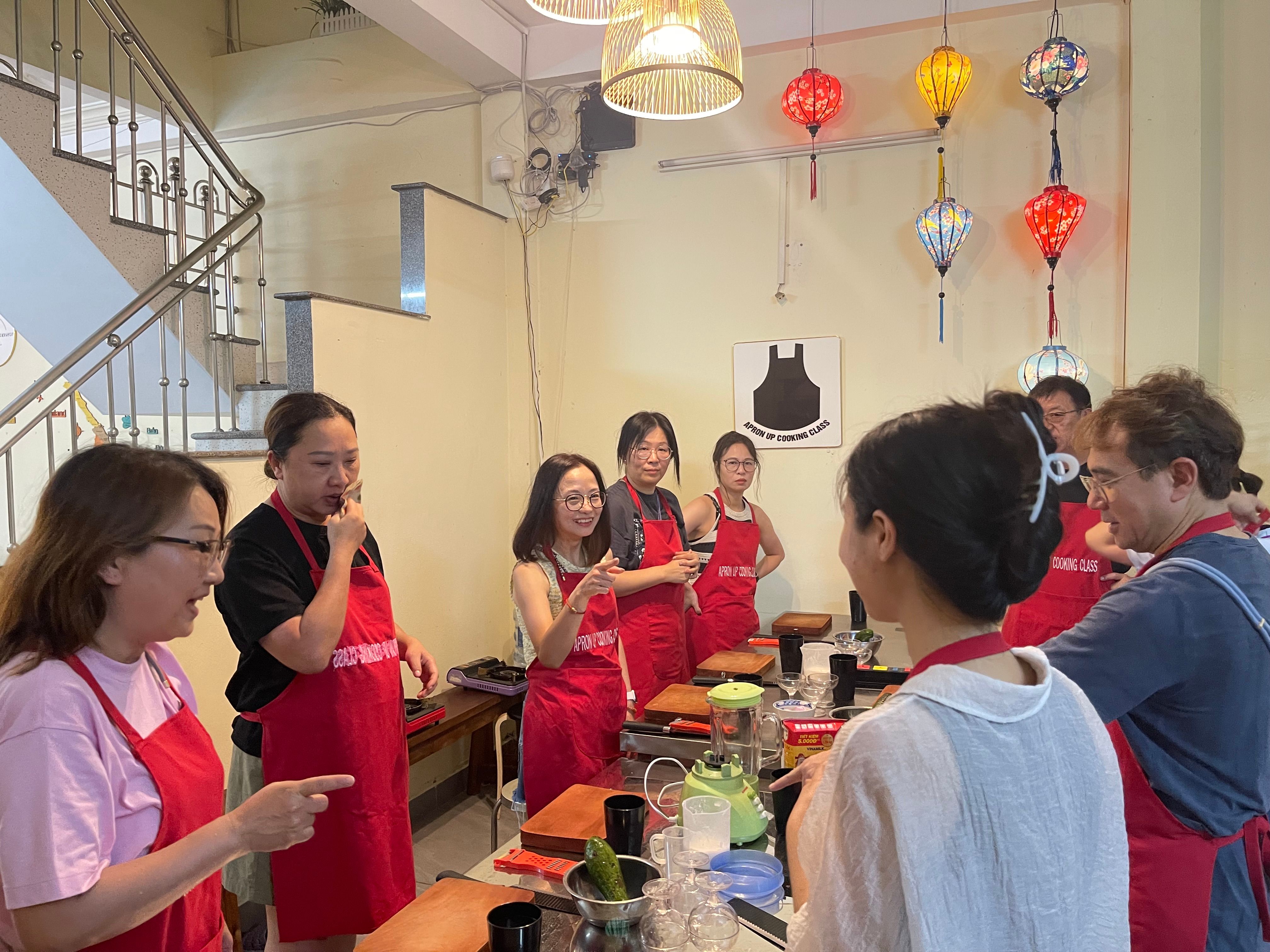 5 Dishes Traditional Cuisine Cooking Class with Market Tour in Da Nang