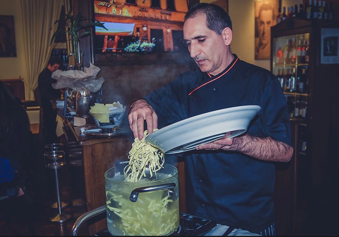 Discover the Birthplace of Fettuccine Alfredo for Dinner in Rome Book