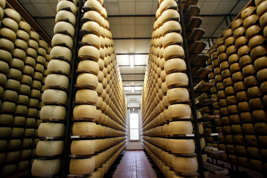 A Guided Tour to Experience the Best Parmigiano Reggiano Tasting
