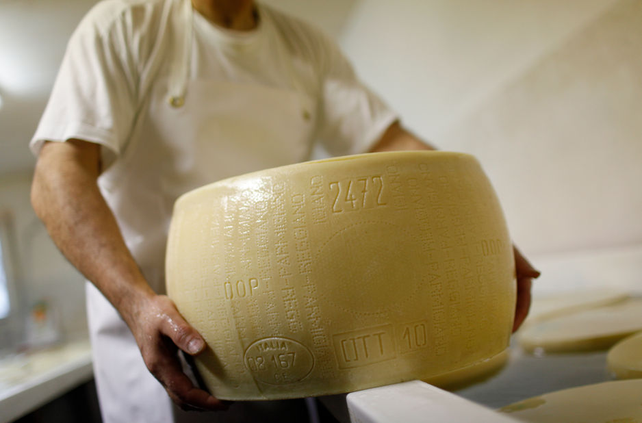 A Guided Tour to Experience the Best Parmigiano Reggiano Tasting