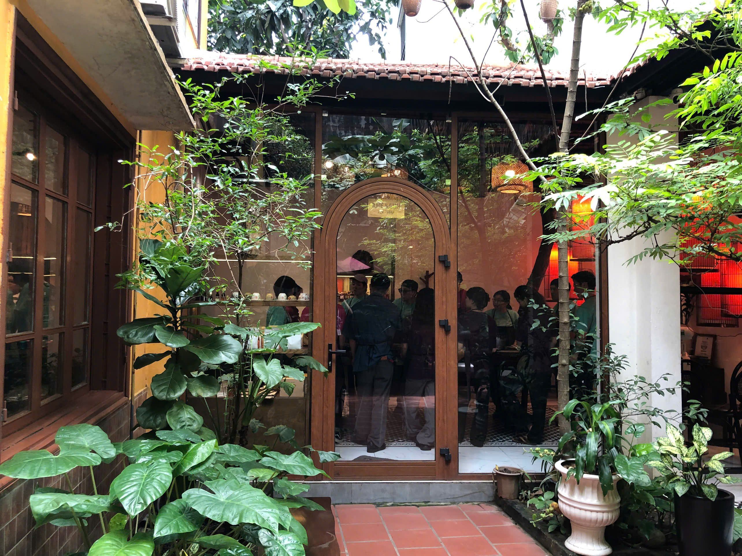 A Taste of Hanoi: Banh Xeo, Pho & Che Ngo in a Garden Villa