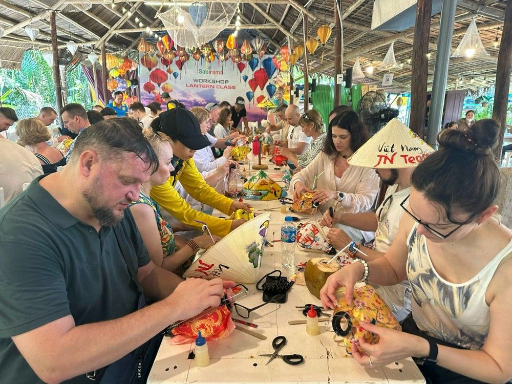 Un avant-goût de tradition : atelier café avec promenade en barque, atelier de fabrication de lanternes ou massage