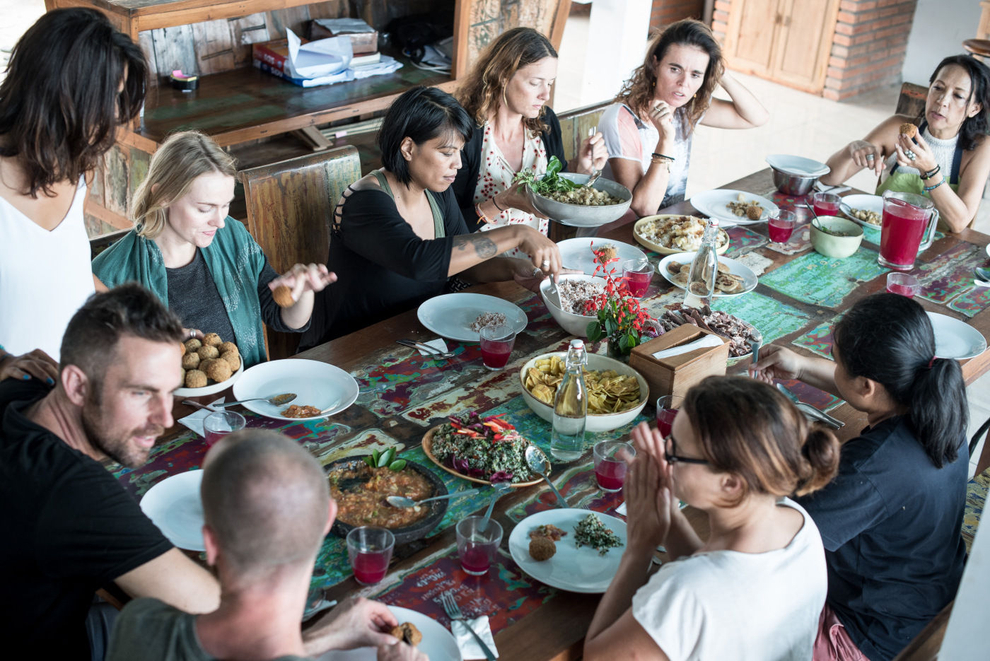 Plan d'une journée de cueillette dans les jardins de la forêt tropicale et de cuisine végétalienne saine