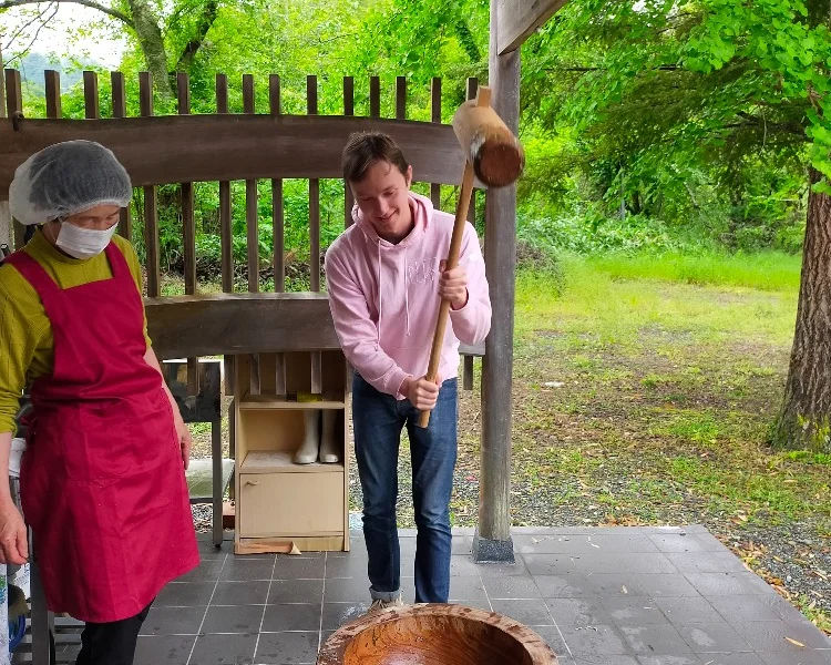Artisanal Washi Paper and Mochi Making Experience in Kyoto