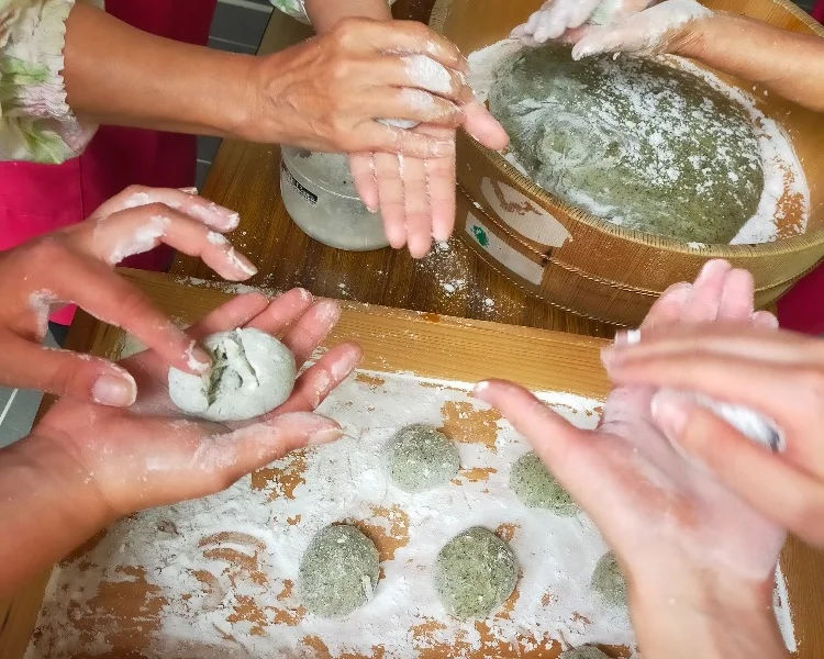 Artisanal Washi Paper and Mochi Making Experience in Kyoto