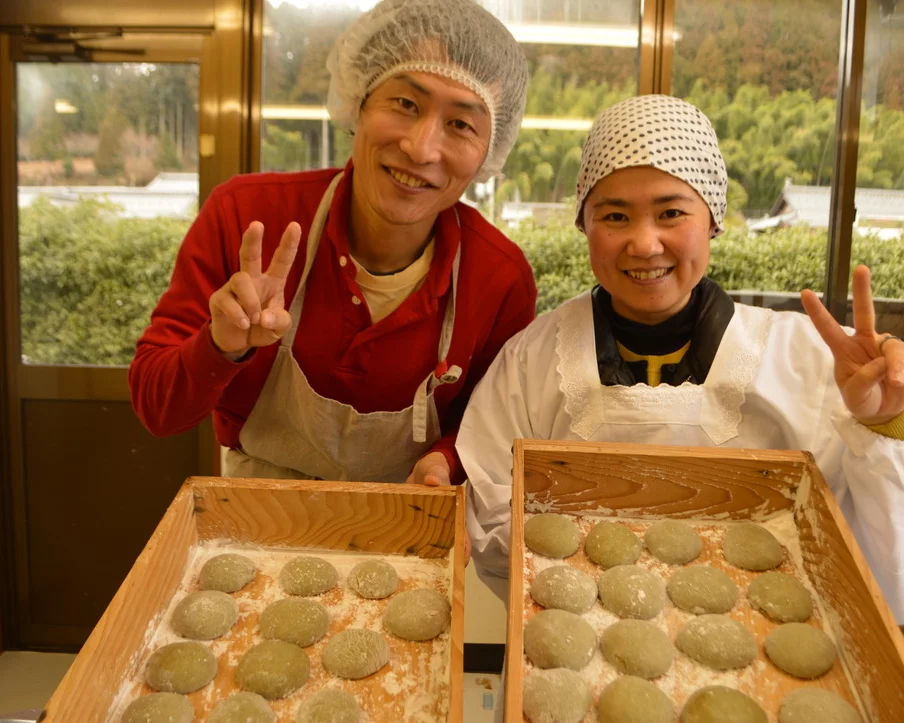 Artisanal Washi Paper and Mochi Making Experience in Kyoto