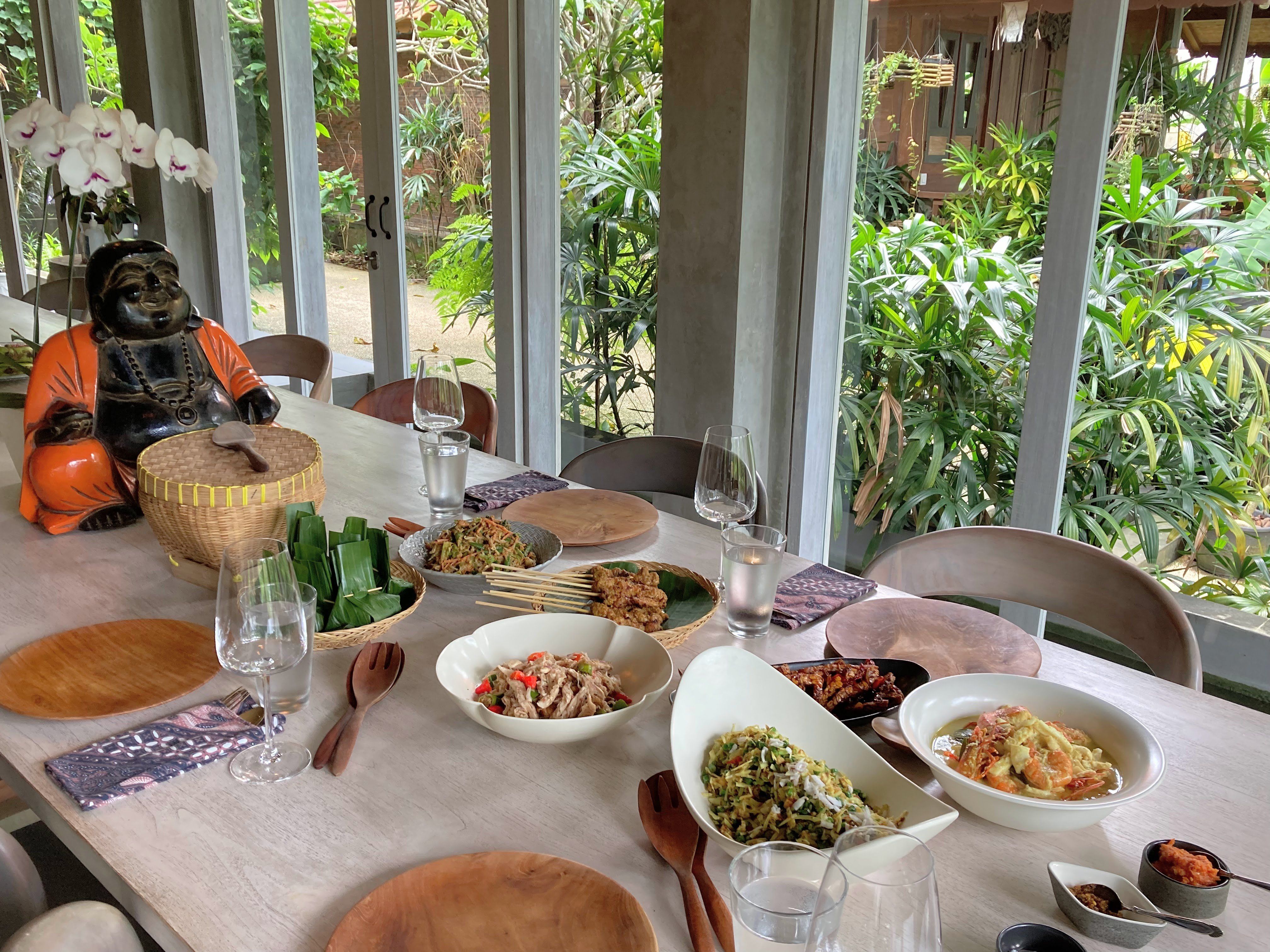 Apprenez des recettes balinaises cérémonielles lors d'un cours de cuisine dans un jardin luxuriant d'Ubud