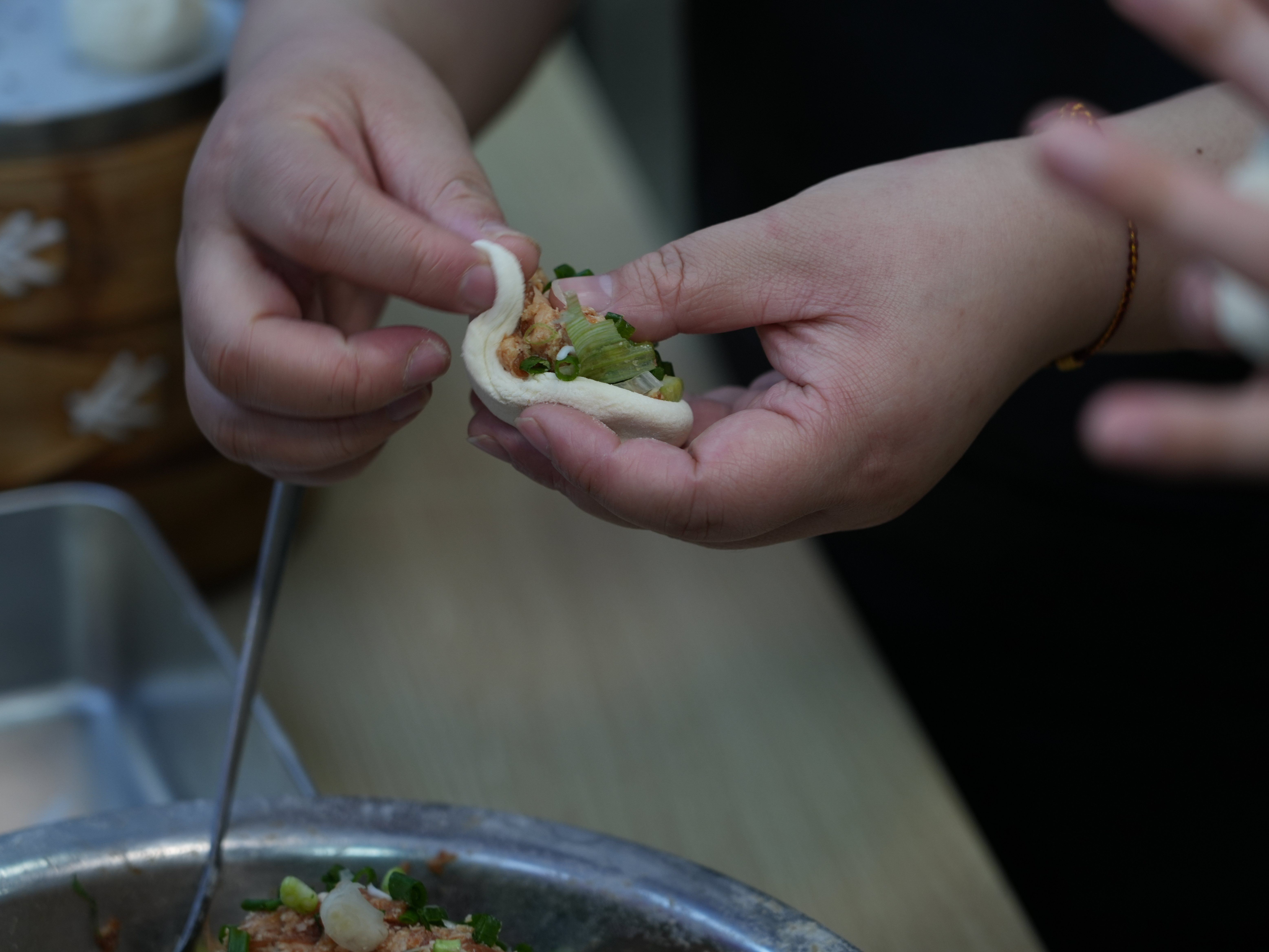 Authentischer Hangzhou-Brötchen- und Suppenknödel-Zubereitungskurs mit einem lokalen Koch