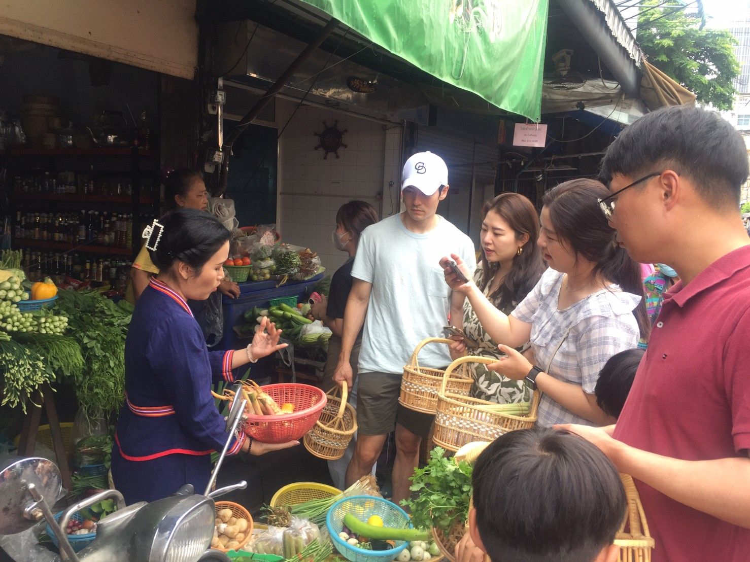 Explore a Morning Market and Cook Classic Thai Dishes in Silom