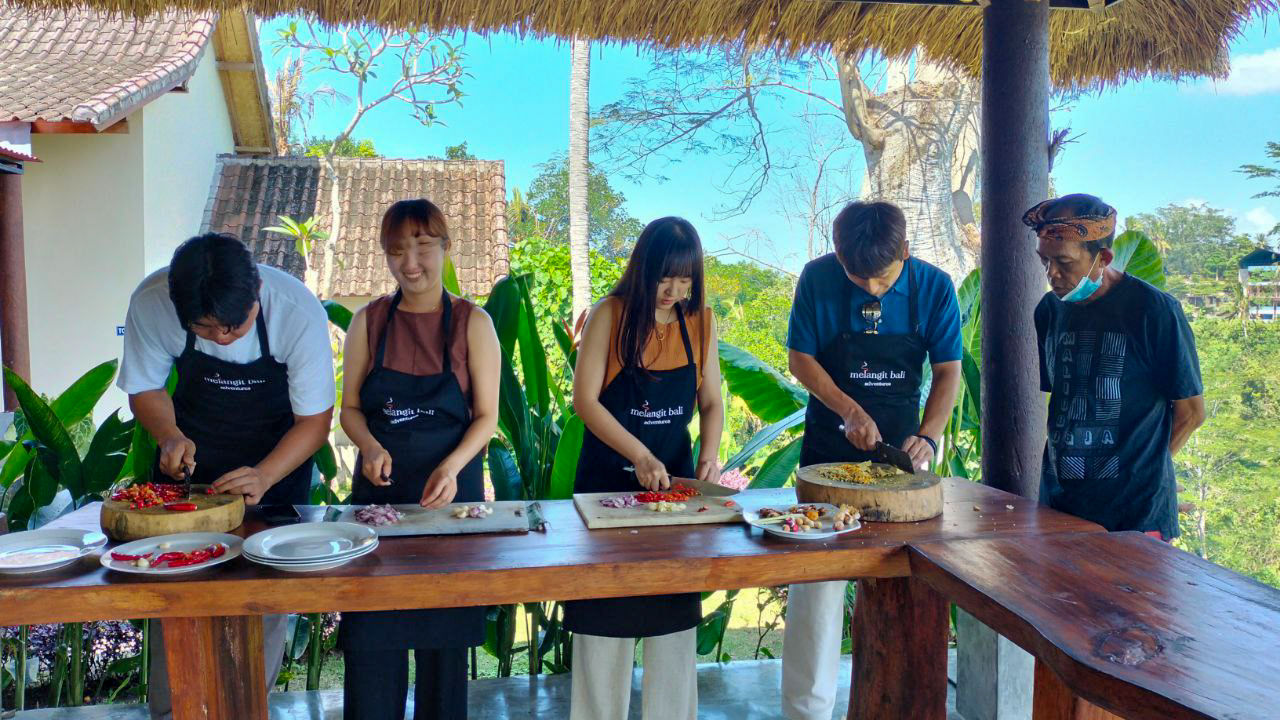 Cours de cuisine balinaise authentique et visite d'une ferme dans le village de Bakas