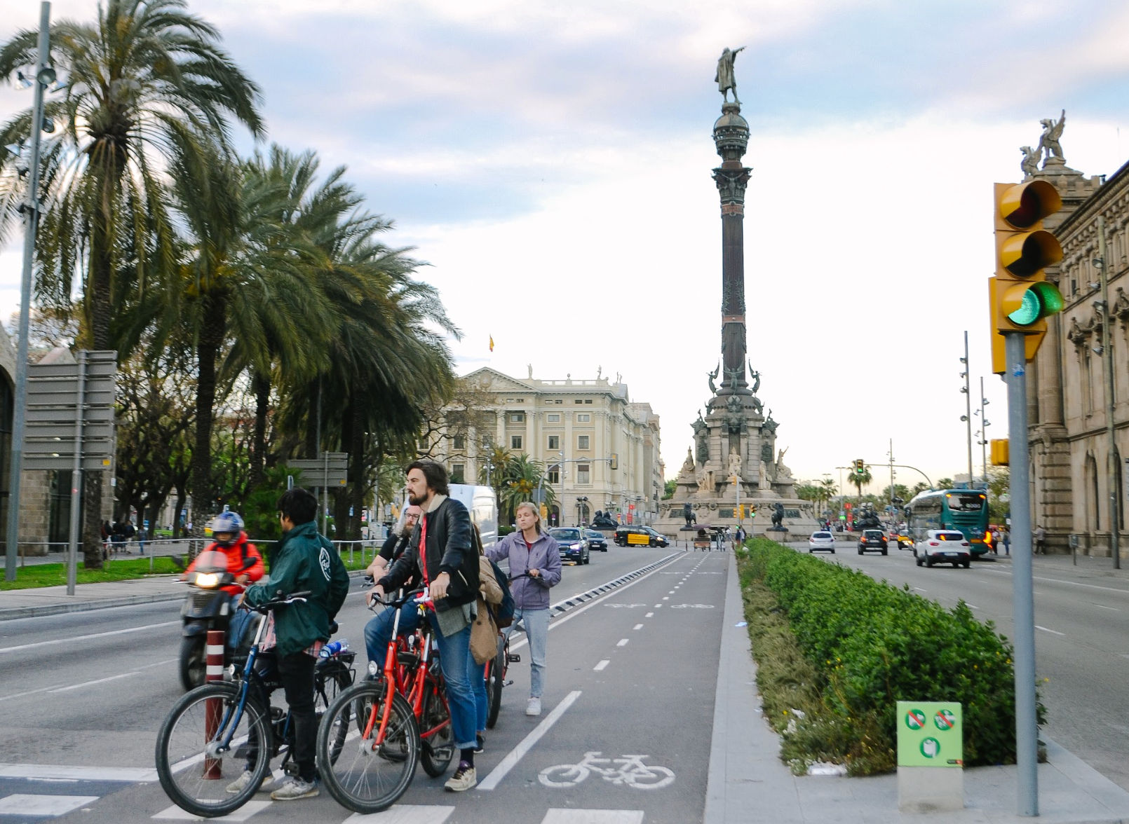 Barcelona Night Bike Tour with Local Tapas and Cava Stop