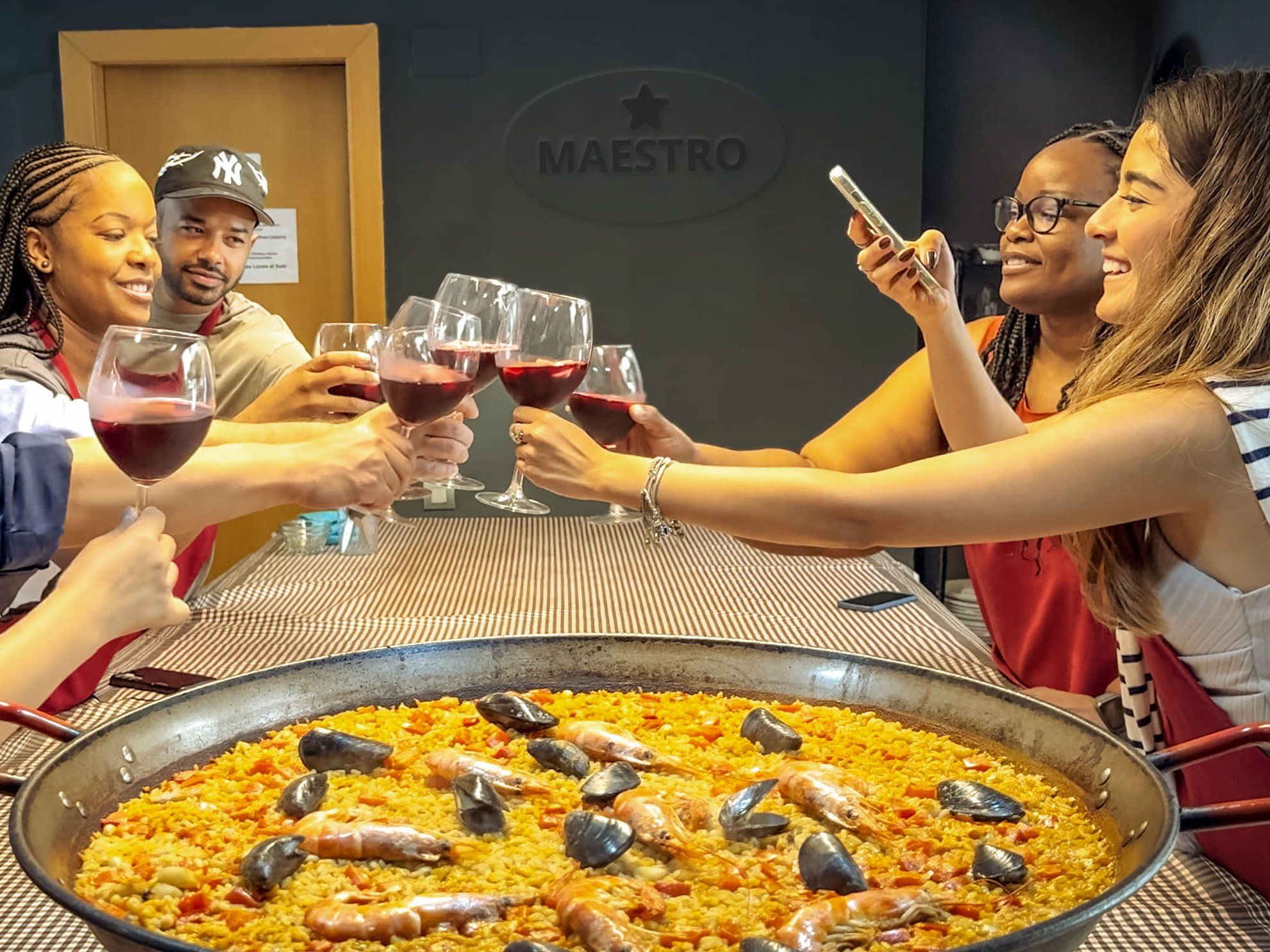 Meeresfrüchte-Paella mit Tapas und Sangria in Barcelona