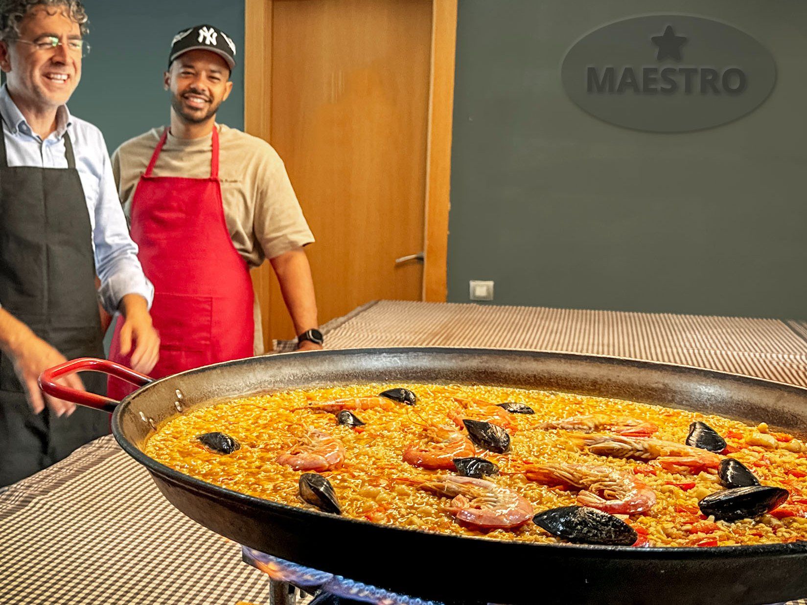 Meeresfrüchte-Paella mit Tapas und Sangria in Barcelona