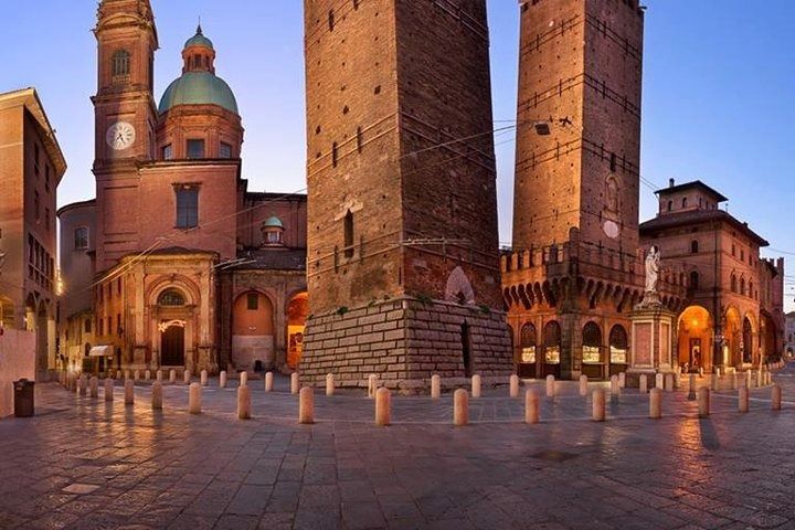 Bologna by Night: Guided Tour, Food & Wine Tasting