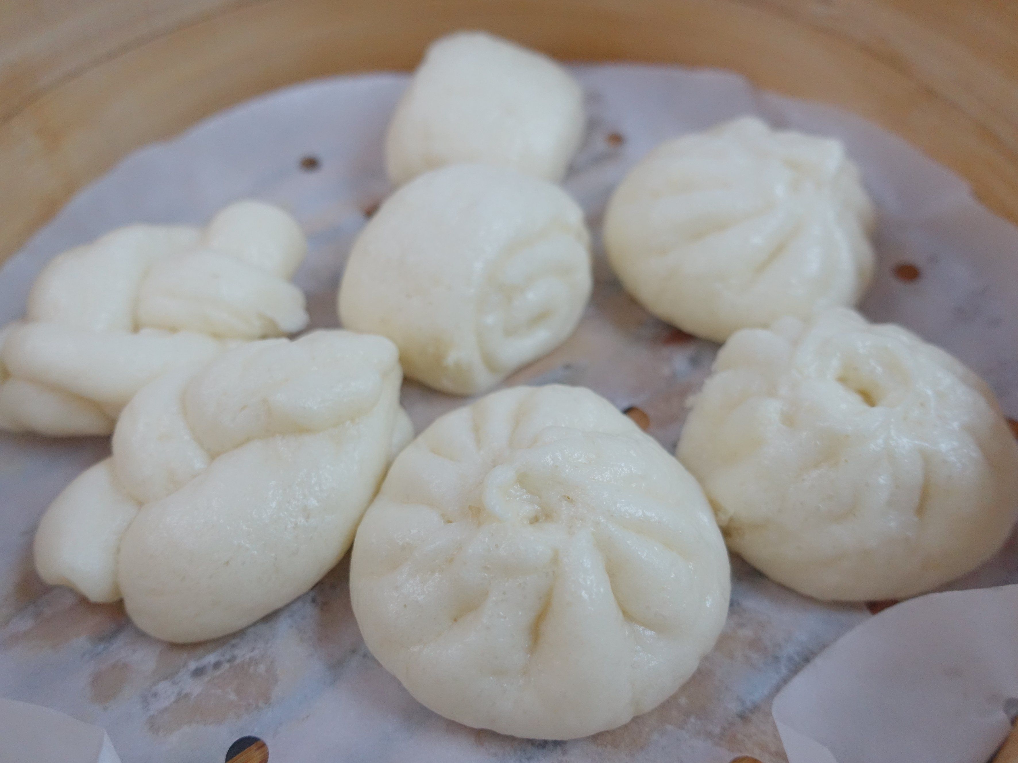 中華風蒸しパンと焼きパンケーキ、フラワーティー添え（ヴィーガンまたは非ヴィーガン）