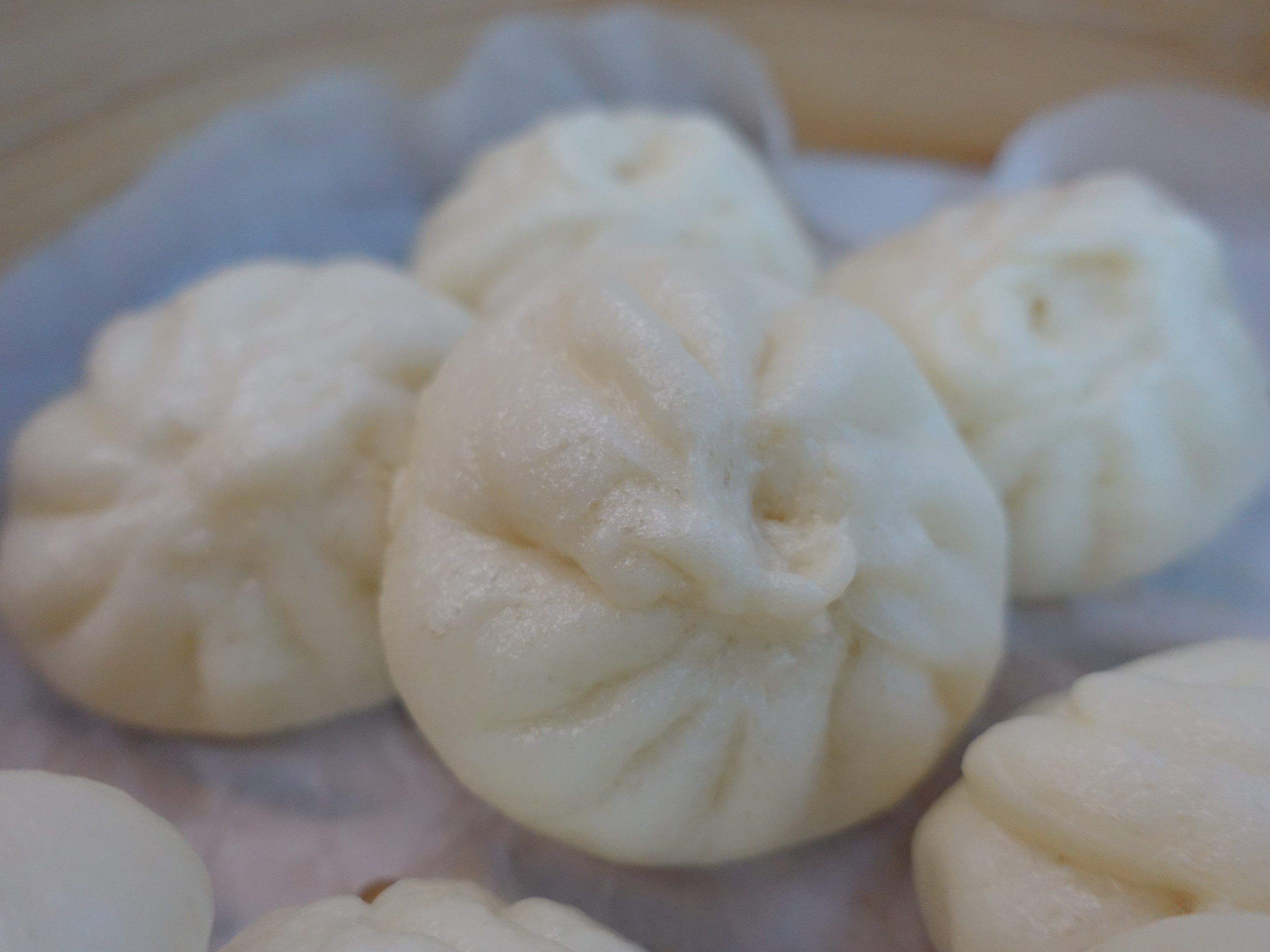 中華風蒸しパンと焼きパンケーキ、フラワーティー添え（ヴィーガンまたは非ヴィーガン）