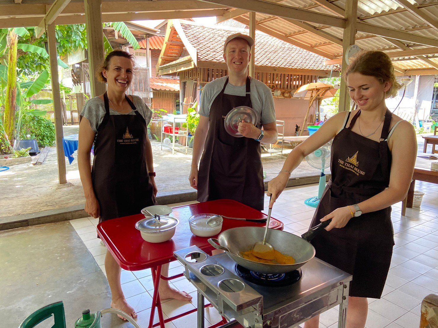 Une nuit dans une maison traditionnelle thaïlandaise avec cours de cuisine, croisière sur les canaux et découverte du...