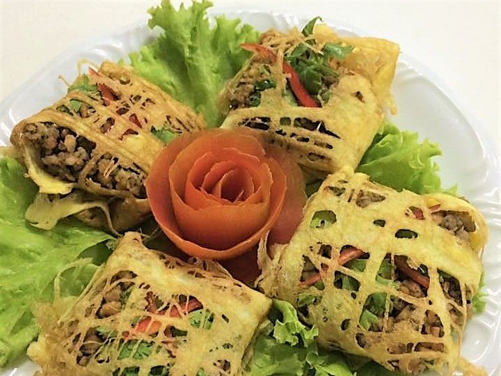 Fresh Market Tour & Authentic Thai Lunch Cooking with Passionate Chef