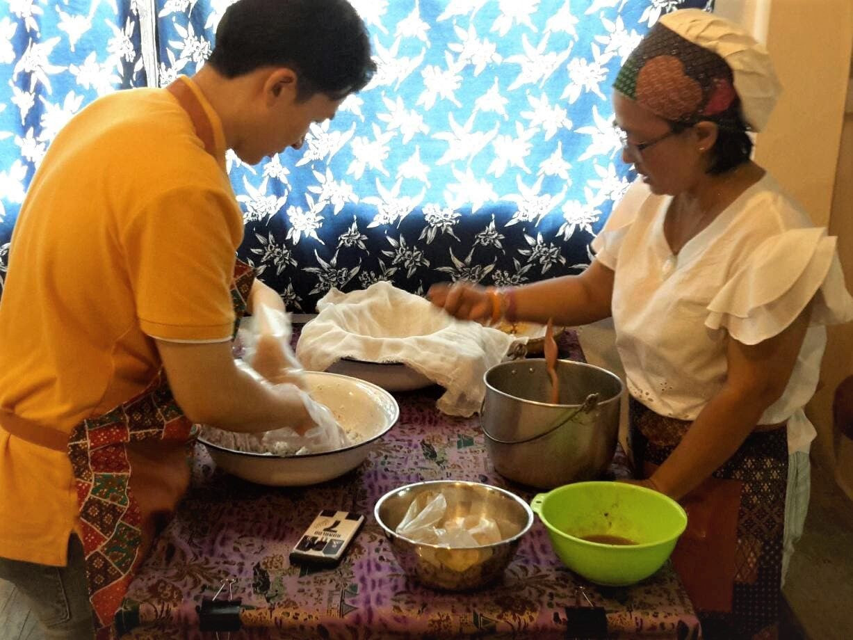 Fresh Market Tour & Authentic Thai Lunch Cooking with Passionate Chef