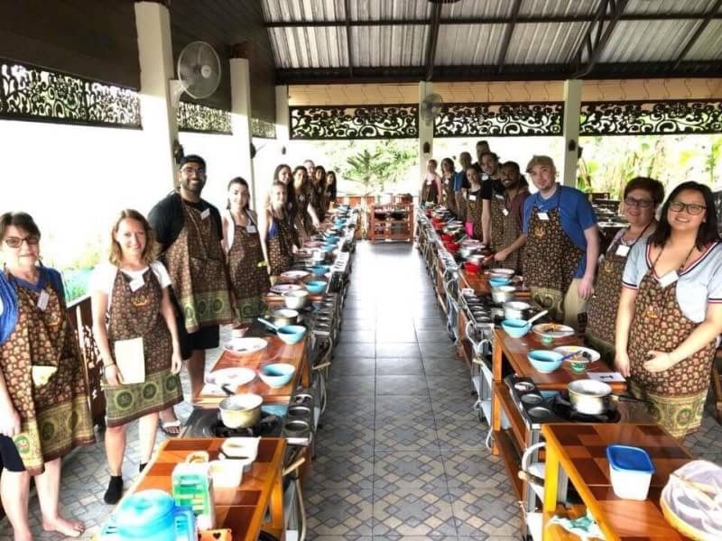 Koche mit frischen Zutaten: vom thailändischen Garten zum Wok!