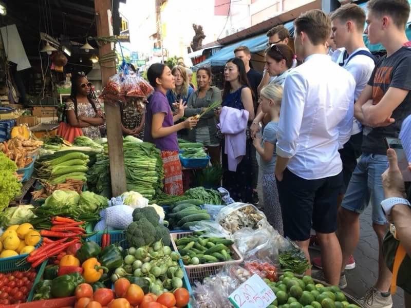 Koche mit frischen Zutaten: vom thailändischen Garten zum Wok!