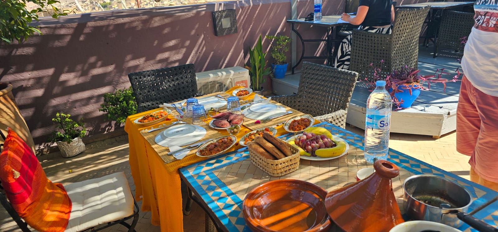 Cuisiner sur le toit avec vue panoramique sur la médina avec ma grand-mère