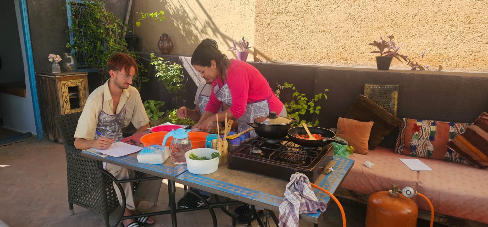 Cuisiner sur le toit avec vue panoramique sur la médina avec ma grand-mère