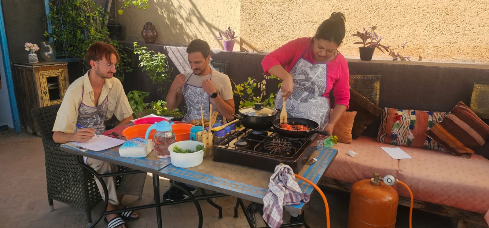 Cuisiner sur le toit avec vue panoramique sur la médina avec ma grand-mère