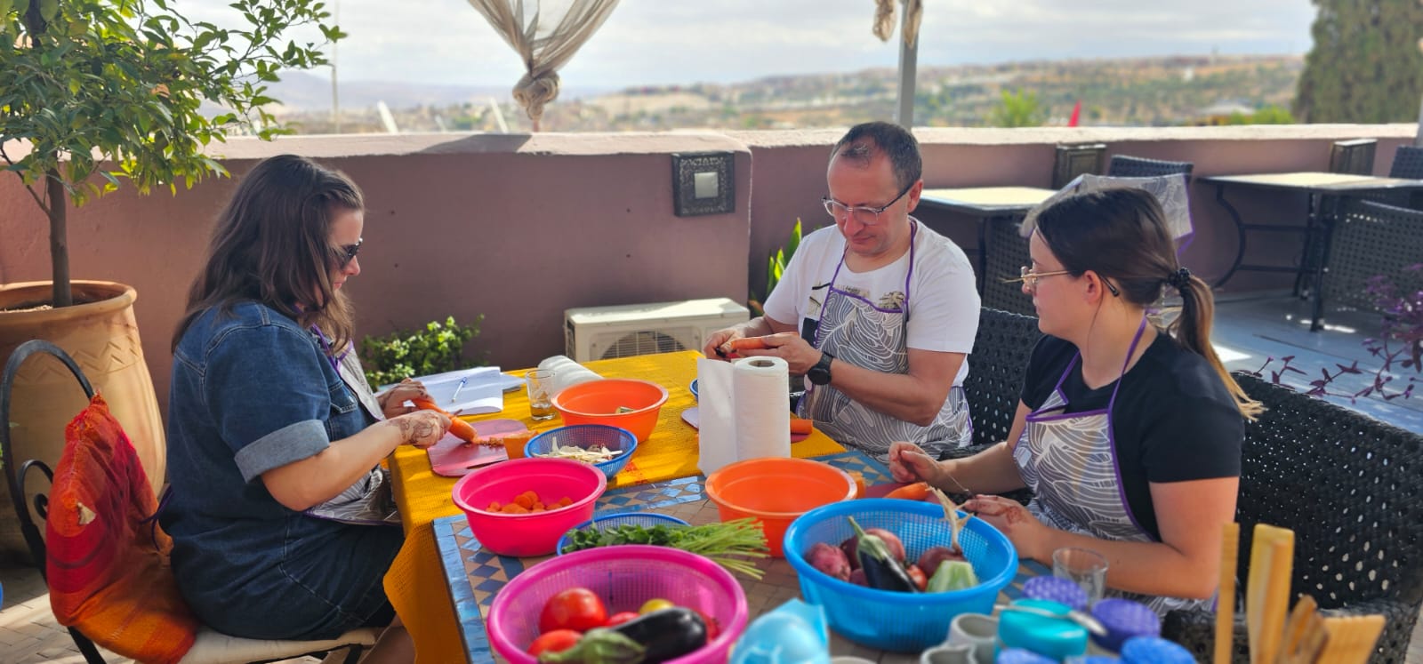 Cuisiner sur le toit avec vue panoramique sur la médina avec ma grand-mère
