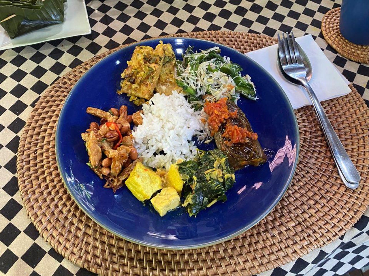 Tempeh indonésio e experiência culinária caseira