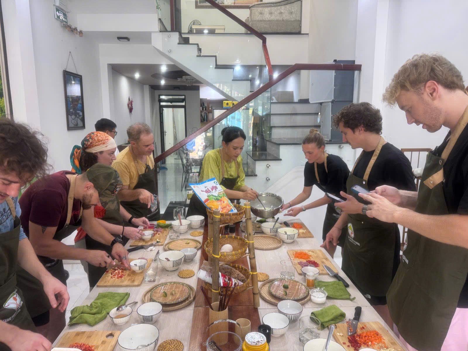 Da Nang Local's Home Cooking Class with Market Tour