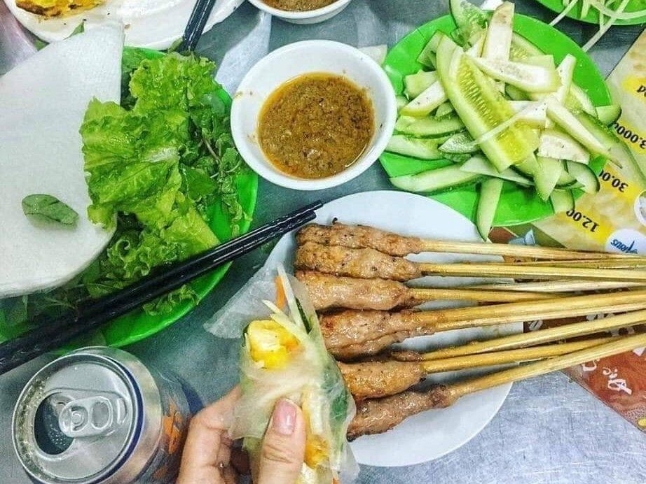 Da Nang Sightseeing and Local Food Tour by Scooter