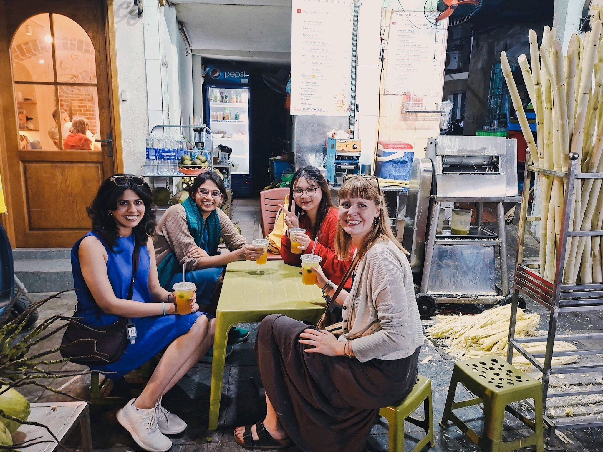 Makan Seperti Orang Tempatan dalam Jelajah Makanan Jalanan di Hanoi