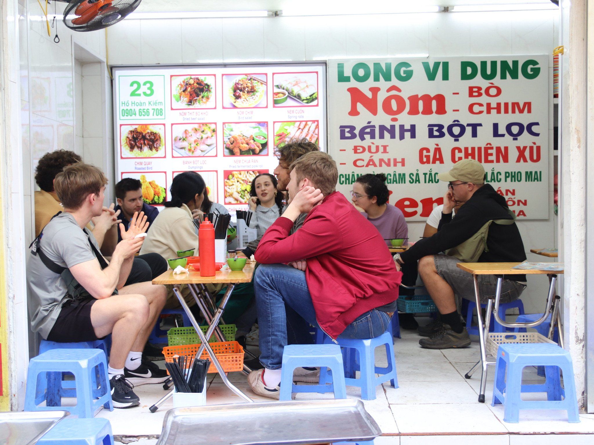 Makan Seperti Orang Tempatan dalam Jelajah Makanan Jalanan di Hanoi