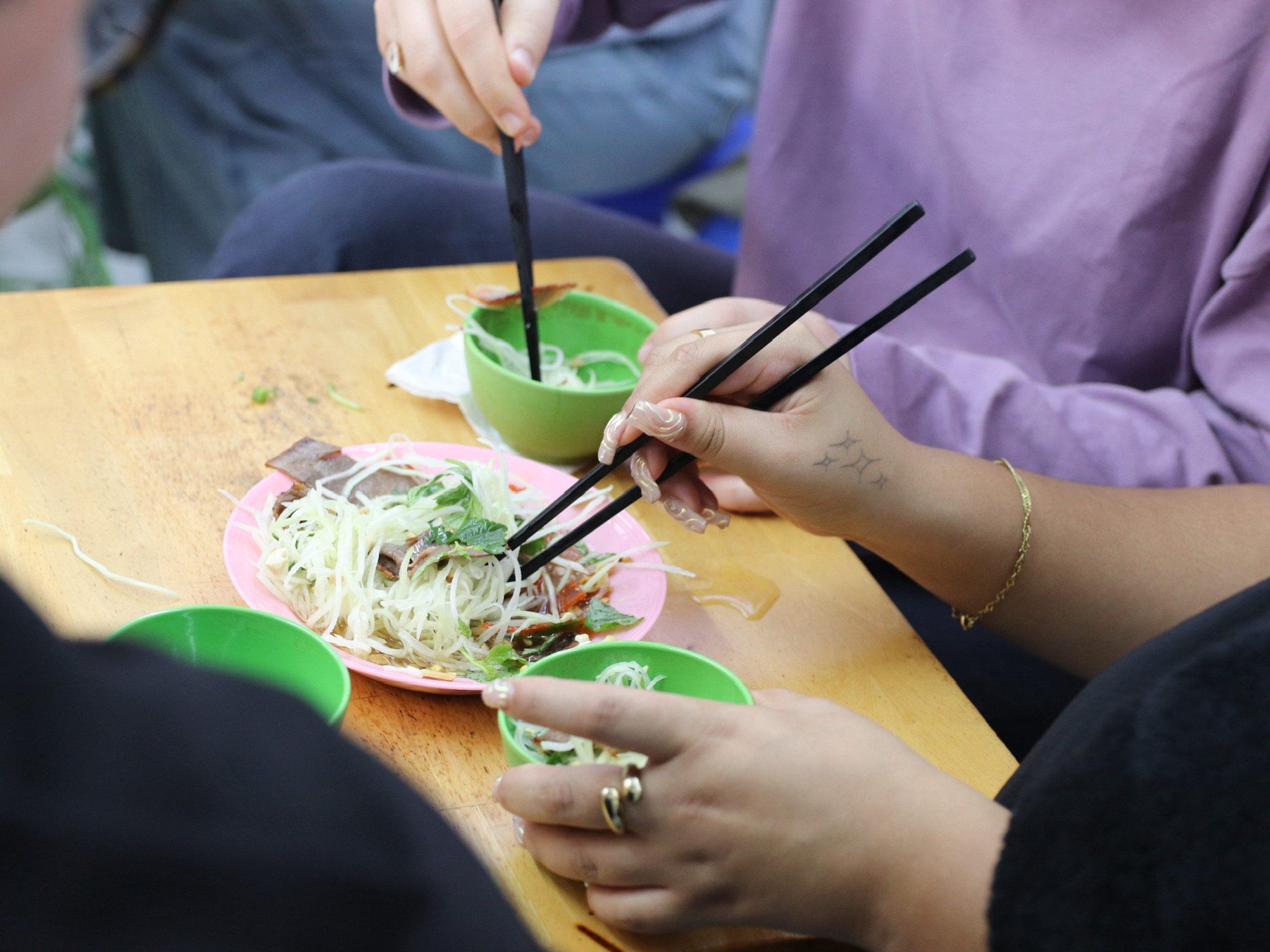 Makan Seperti Orang Tempatan dalam Jelajah Makanan Jalanan di Hanoi