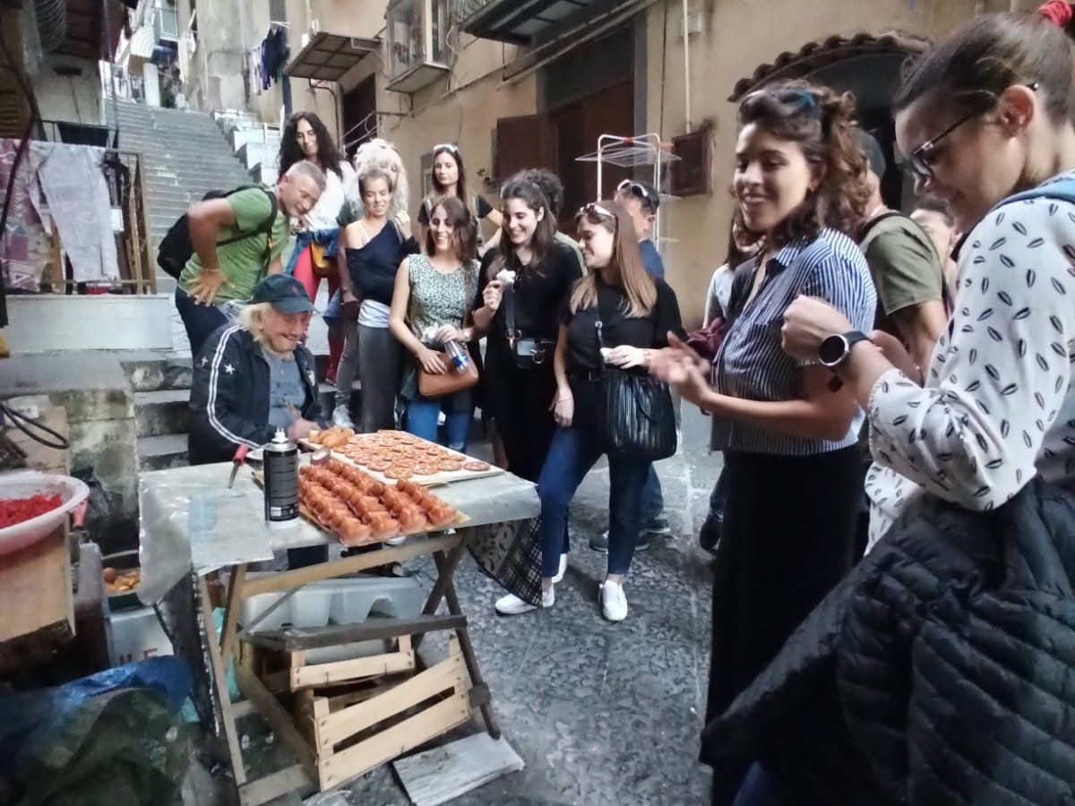 Die Aromen Neapels: Eine gastronomische Reise durch das Spanische Viertel