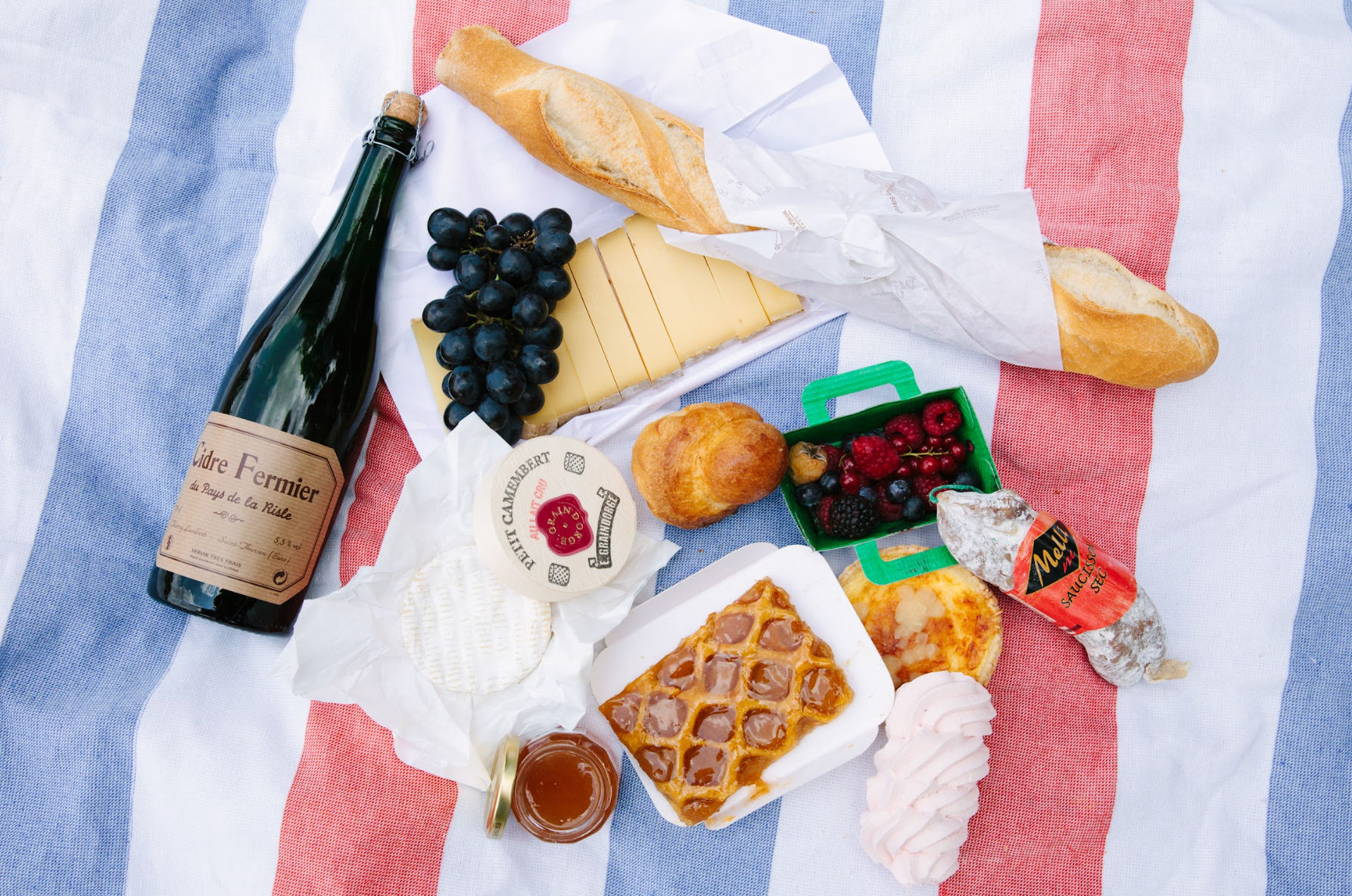 From Paris: Skip the Line Monet Gardens & Giverny Bike Tour with Market Picnic Stop