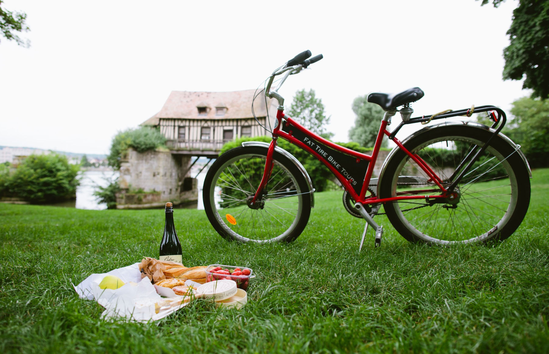 From Paris: Skip the Line Monet Gardens & Giverny Bike Tour with Market Picnic Stop