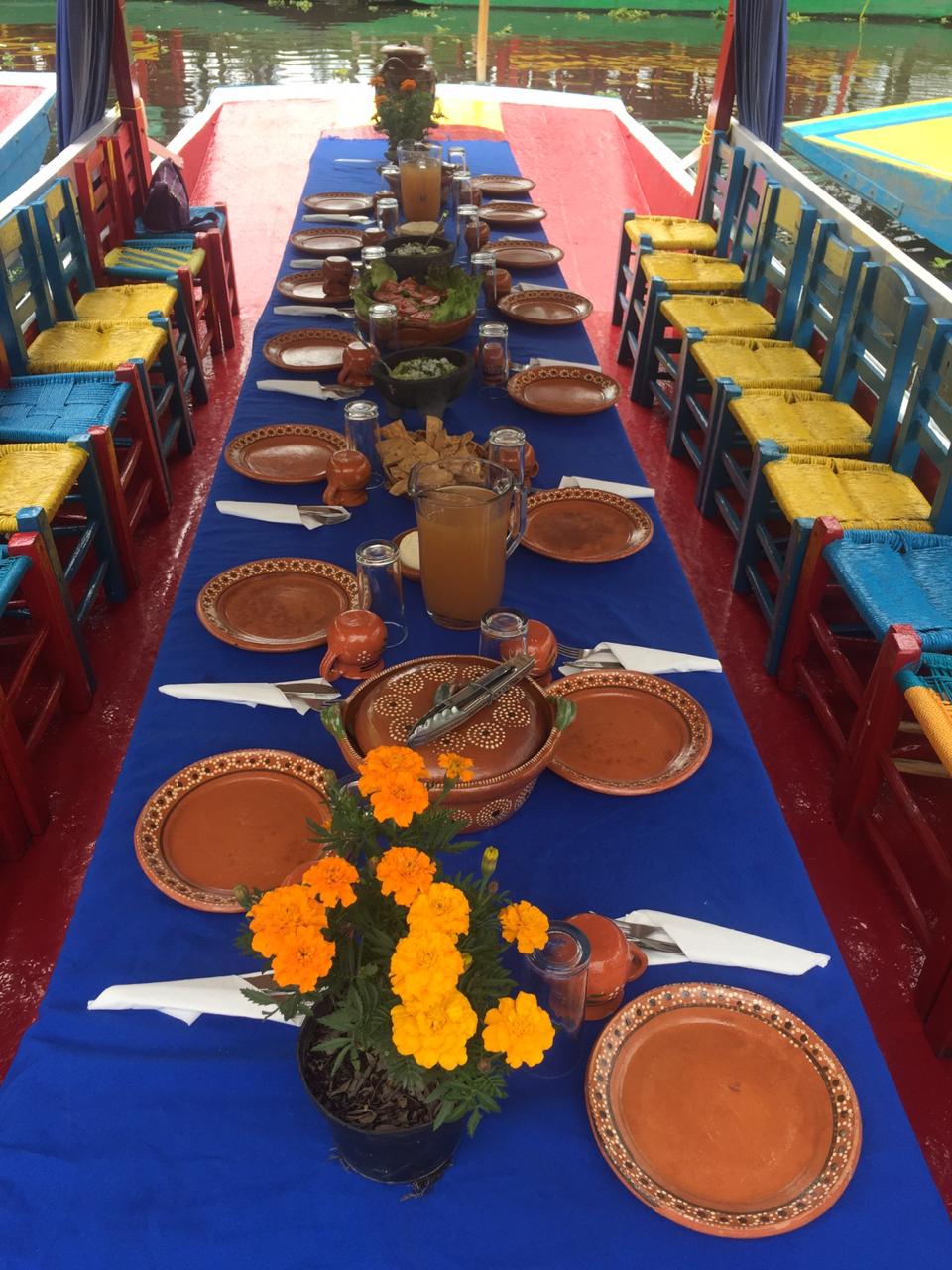 Découvrez les chinampas lors d'une visite gastronomique le long des canaux de Xochimilco (prix pour 9 personnes m...