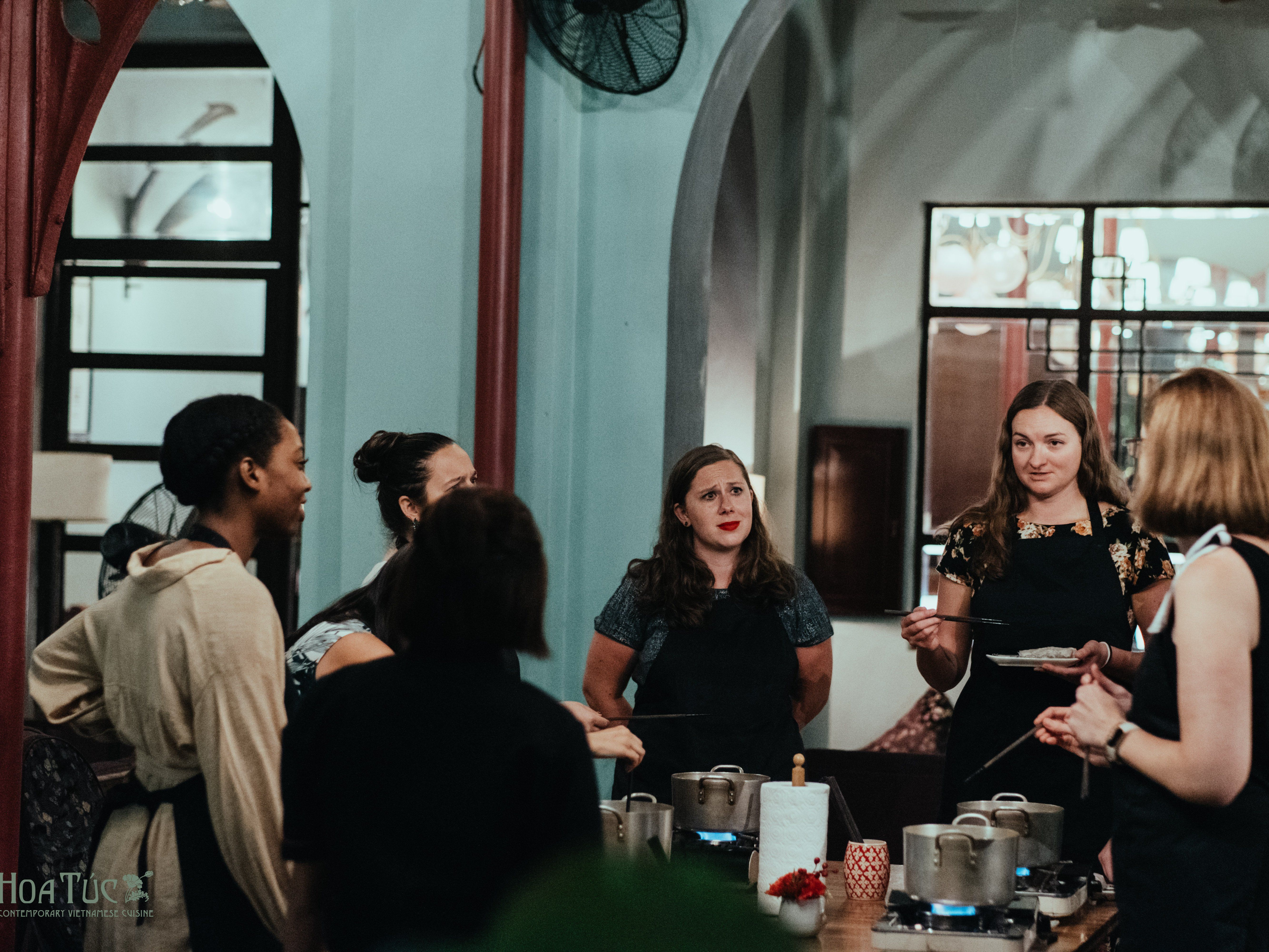 Half-day Gourmet Trip with Hoa Túc Cooking Class