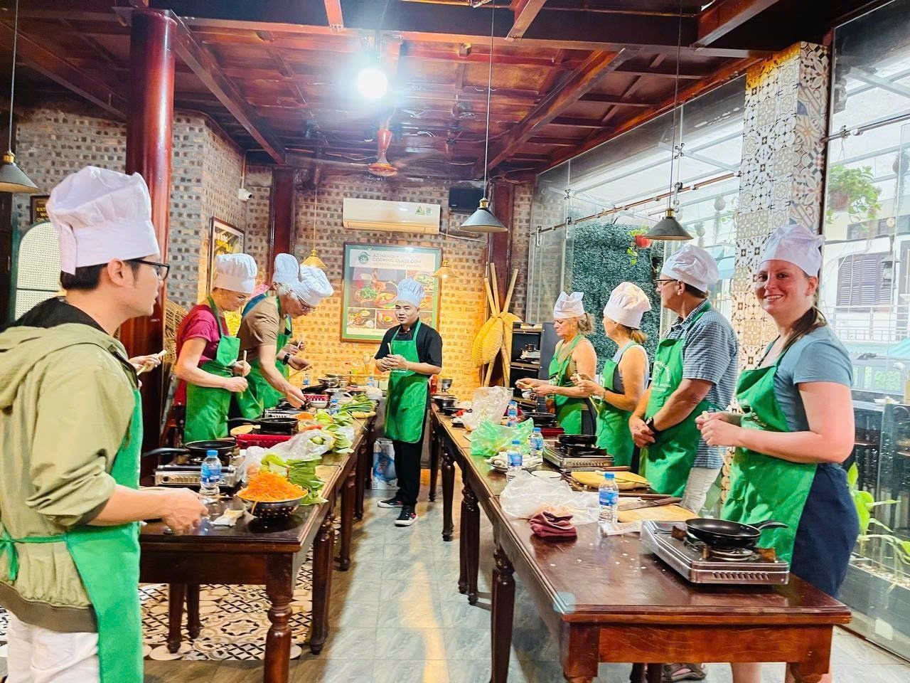 Hanoi Daily Cooking Class with Professional Chef