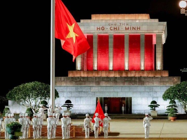 Hanoi by Night: Food, Culture and Flag Ceremony Experience