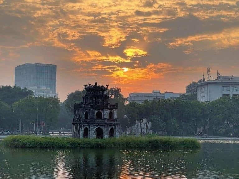 Hanoi by Night: Food, Culture and Flag Ceremony Experience