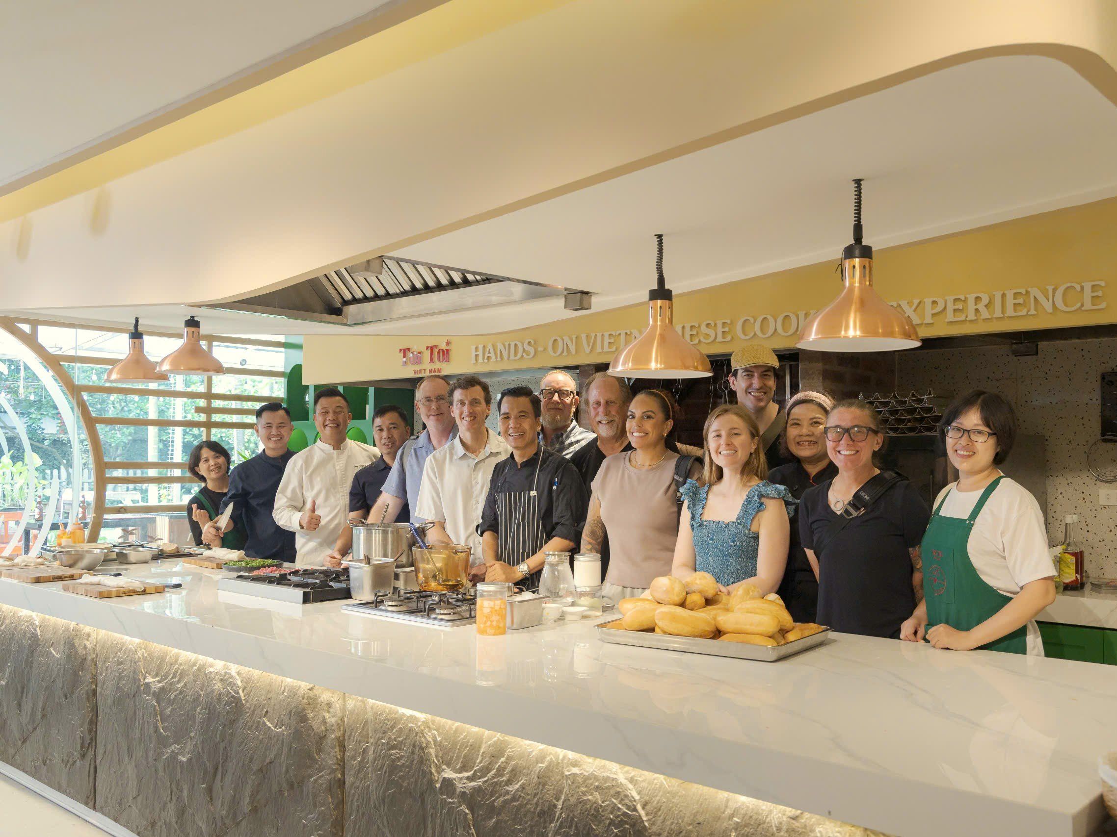 Cours de Banh Mi au jardin de Hanoi : Pâte, baguette et brochettes de porc grillé