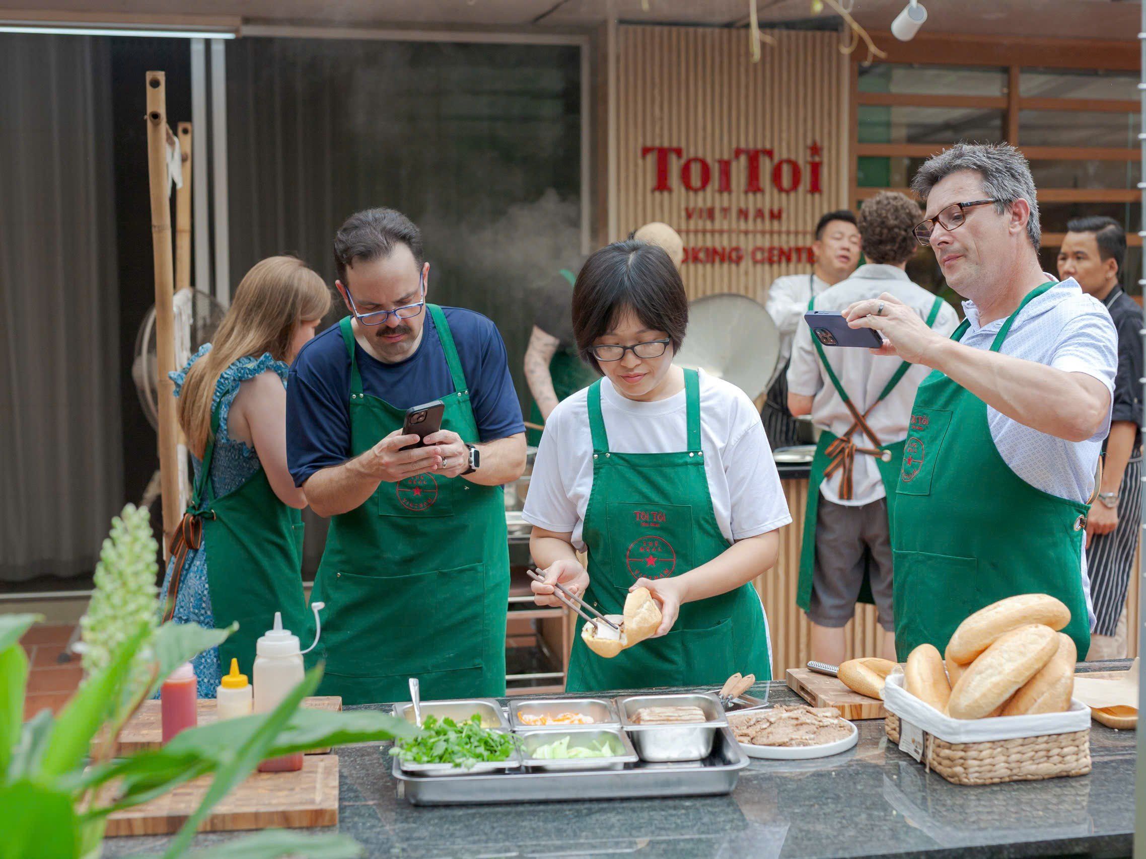 Cours de Banh Mi au jardin de Hanoi : Pâte, baguette et brochettes de porc grillé