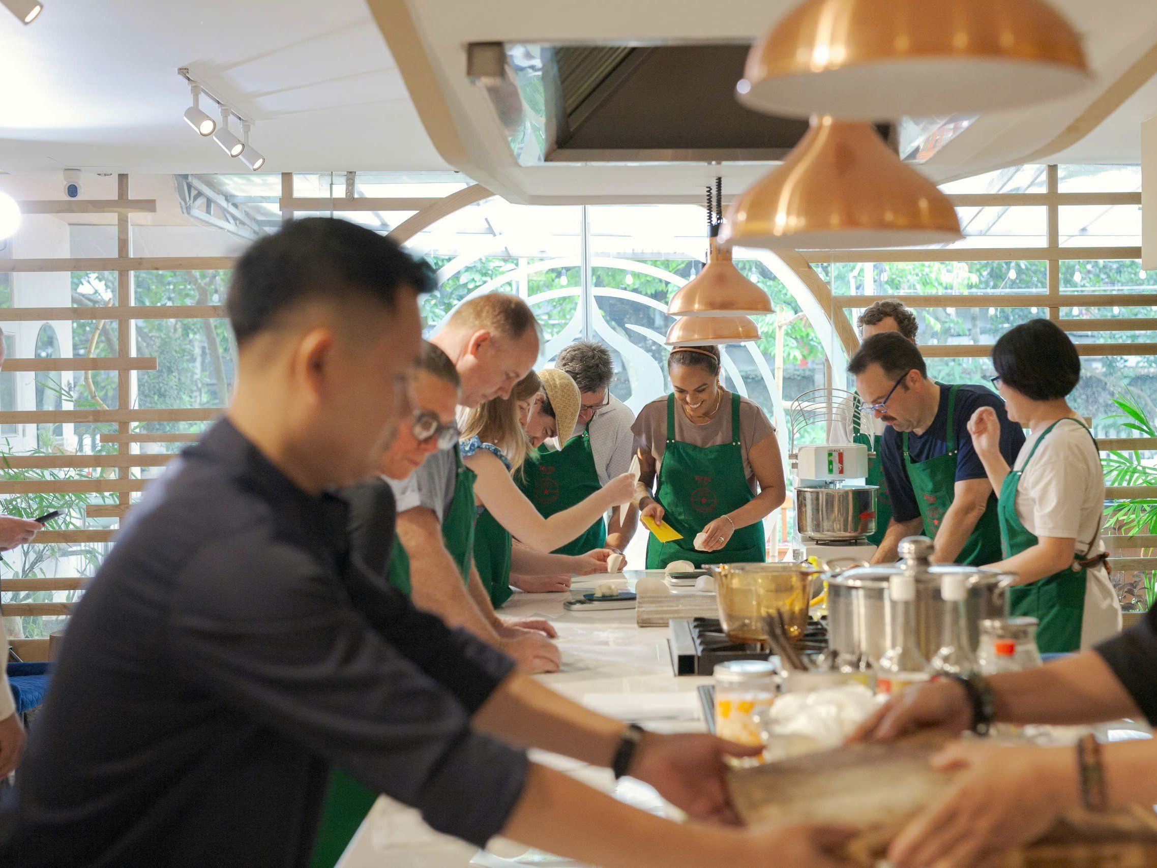 Cours de Banh Mi au jardin de Hanoi : Pâte, baguette et brochettes de porc grillé