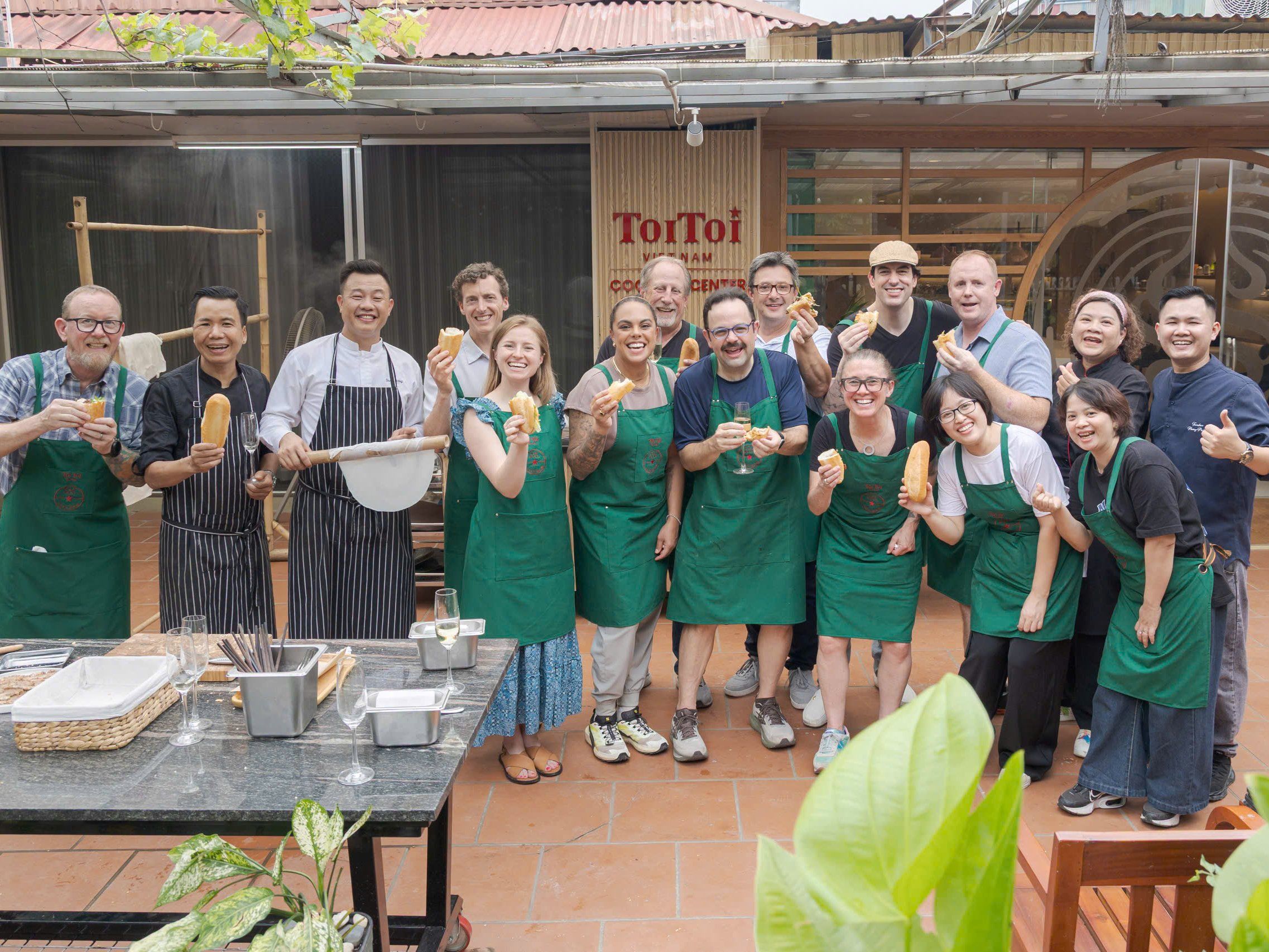 Cours de Banh Mi au jardin de Hanoi : Pâte, baguette et brochettes de porc grillé
