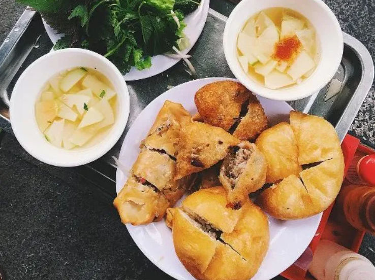 Hanoi Private Street Food Experience with 10 Local Tastings & Drinks