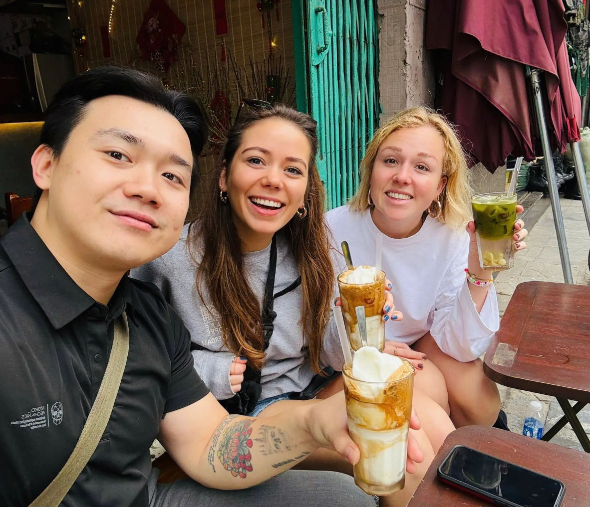 Hanoi Private Street Food Experience with 10 Local Tastings & Drinks